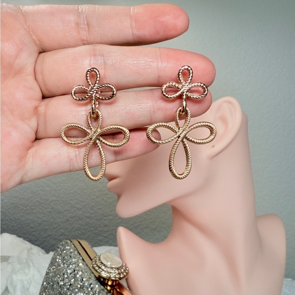 Anthropologie Jewelry - ⚜️ Elegant Gold Floral Drop Earrings 💫